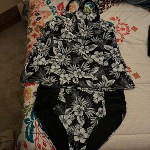 Black and white flower bathing suit size 1x (16W-18W)